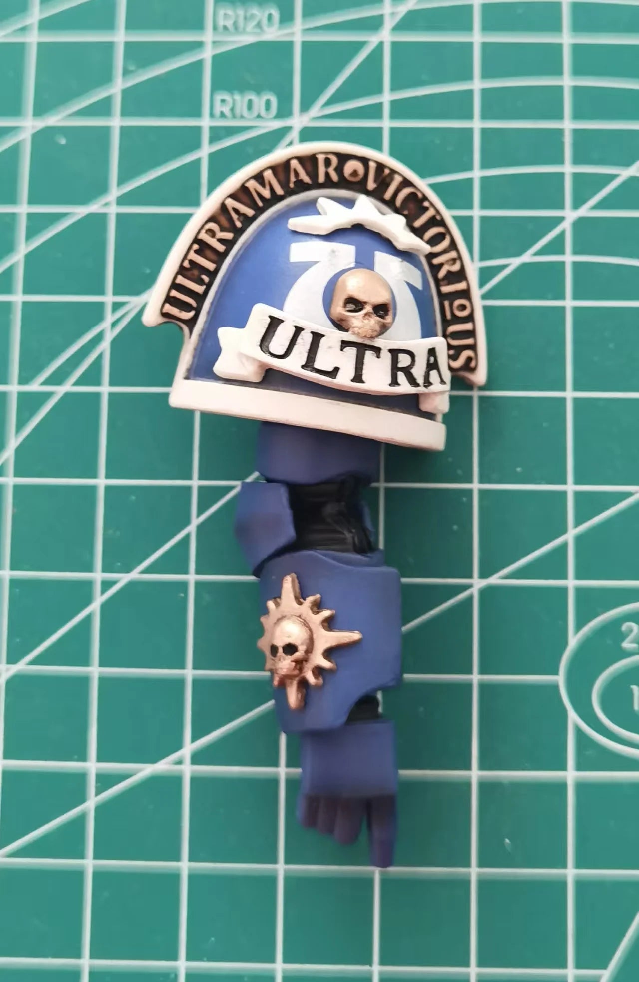 【На склад】 JOYTOY Warhammer 40K 1/18 Екшън фигурка Ultramarines Primaris Captain Model Toy Boy Подаръци 3.75 инча