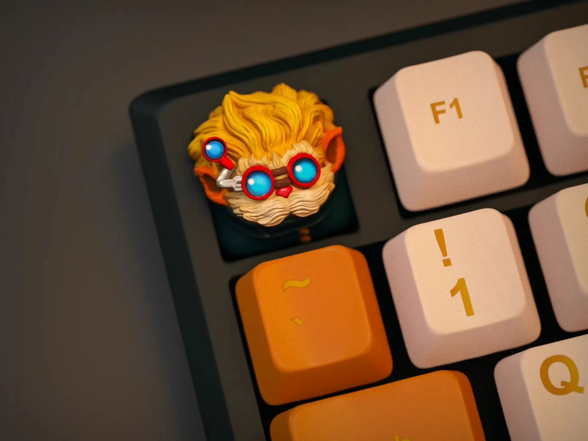 Game League of Legends LOL Yasuo Keyboard Cap Teemo KeyCaps Gwen Cosplay Key Caps Kawaii Machinery Keyboards Doll Accessories