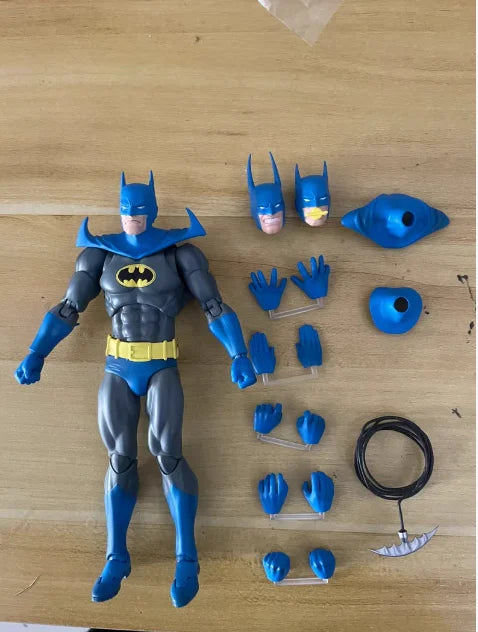 Auf Lager Original Mafex Anime-Figuren Batman Figur Bruce Wayne Actionfigur Sammlerstatue Schreibtischdekoration Ornament Geschenk