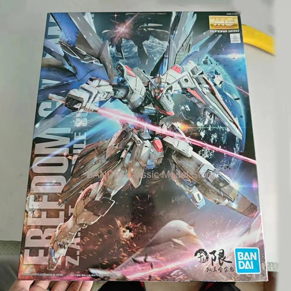 Bandai Freedom Gundam Action Figure MG Pink Sakura 2.0 Freedom Gundam Model Kit Toy Paint Modification Action & Toy Figures