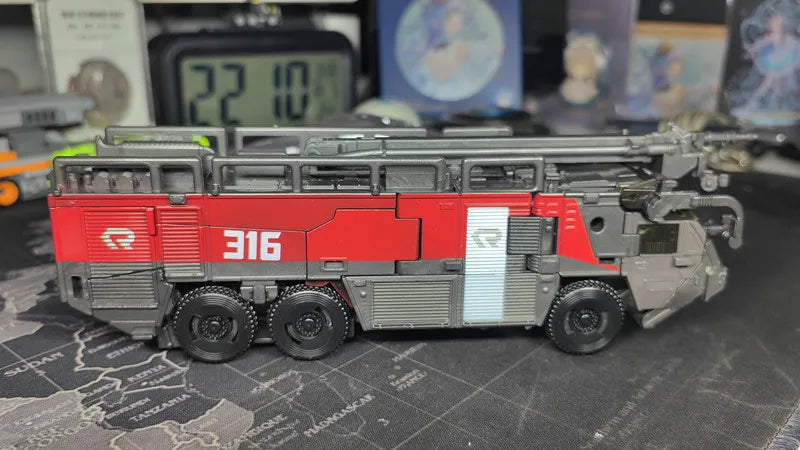 BAIWEI 18CM New Transformation Toys Anime Action Figure Boy Cool Fire Truck Beautifully Painted Robot Car Model SS61 TW-1024