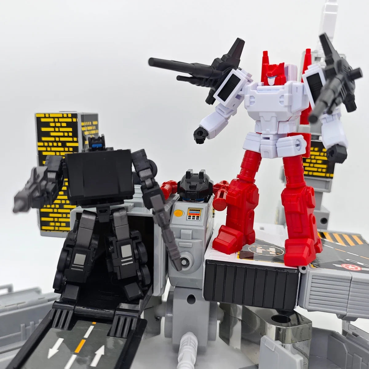 In StockTransformation Yc001-A Kaiyu Model Six-Gun Scamper Metroplex Guardian Robot Toy Action Figures Gifts Collection
