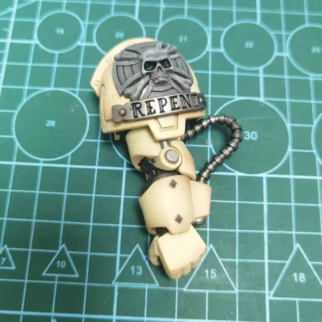 Joytoy Warhammer 1/18 Action Figures Deathwing Knight Master with Flail of the Unforgiven Model Toy Boy Gifts 3.75inch