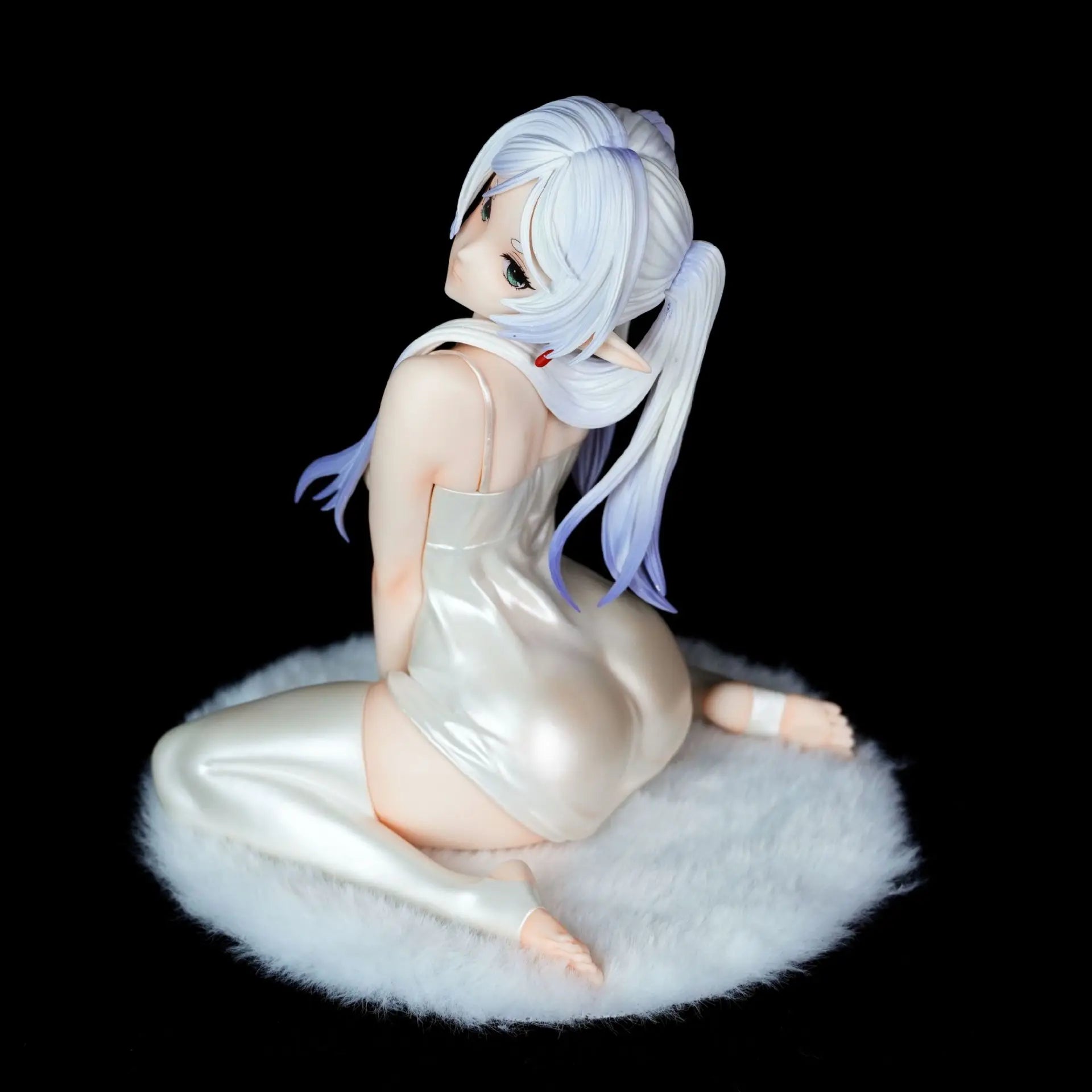 Frieren Beyond Journey'S End Kneeling Action Figure With Blanket White Stockings Statue Collectible Model Desktop Ornament Gifts