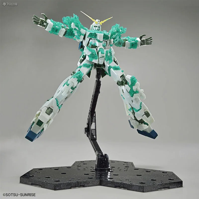Bandai Original MODEL KIT GUNDAM MG THE GUNDAM BASE LIMITED UNICORN GUNDAM [LUMINOUS CRYSTAL BODY] 1/100 Anime Assembly Toys