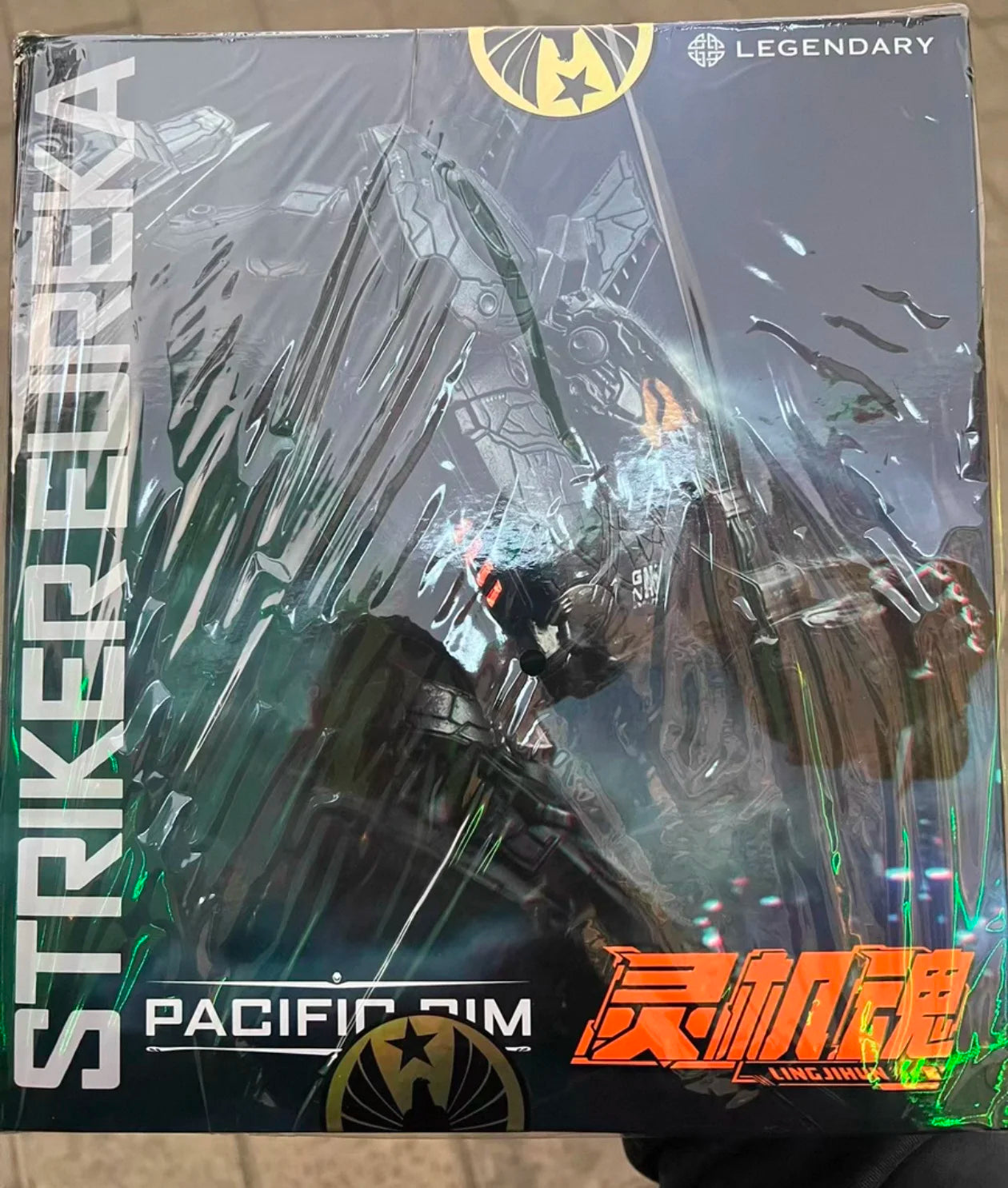 In stock LING JIHUN Original Pacific Rim Striker Eureka 8-inch 20CM LED Light Emitting Action Figures Toy Collection