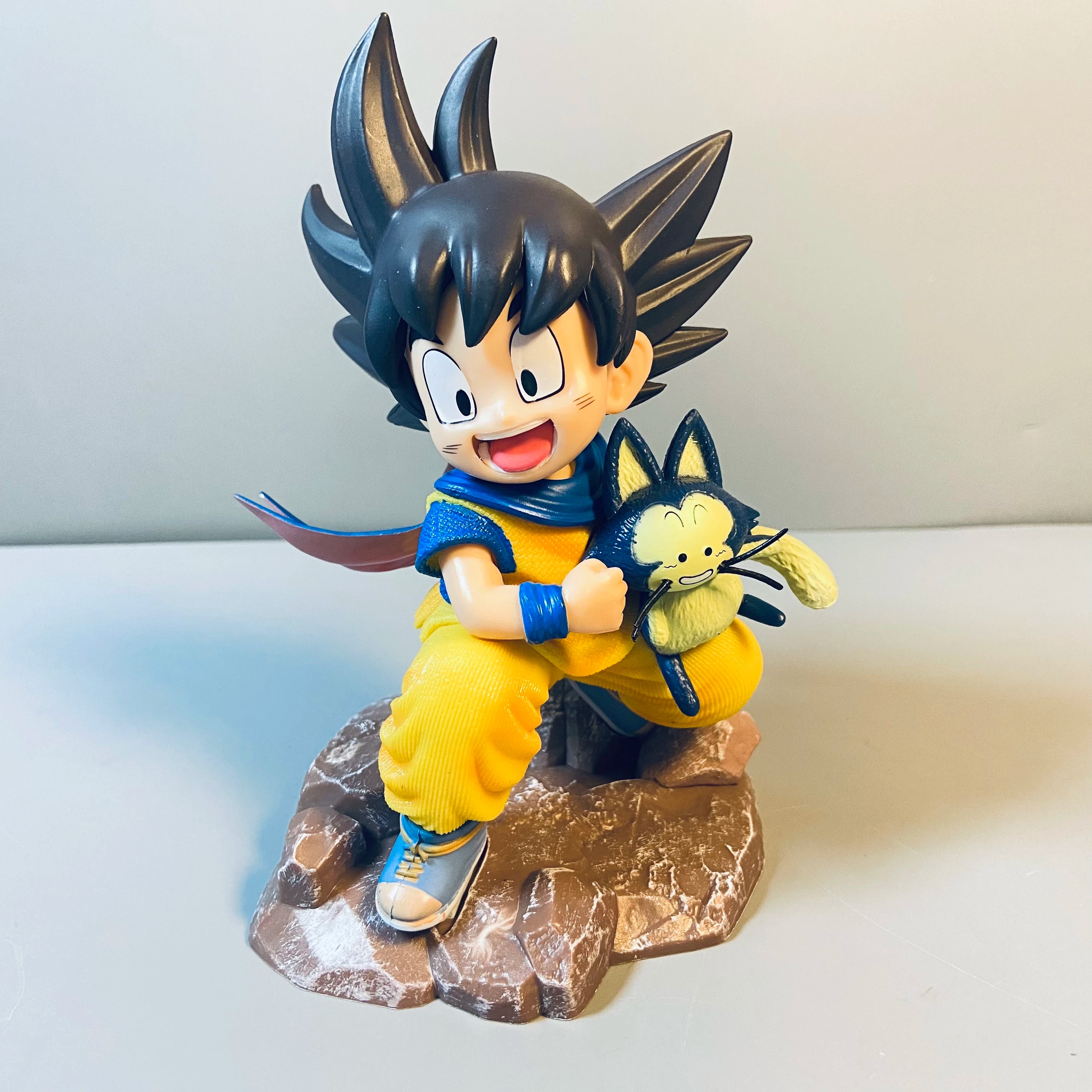 Dragon Ball Kindheit Little Goku Umarmungen Puer Ya Mu Tee Little Follower Figur Puppe PVC Modell Statue Sammlung Spielzeug Ornamen Geschenk