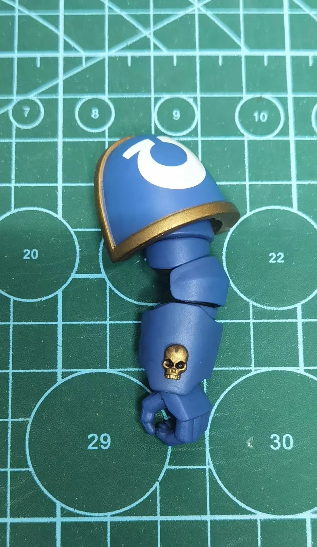 JOYTOY Warhammer 40k 1: 18 Ultramarines Primaris Captain with Power Sword and Plasma Pistol Action Figure Model Toy