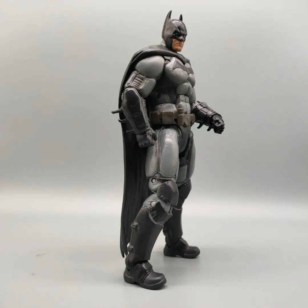 DCC Collectibles Ark-ham Origins - Бронирана 7-инчова екшън фигурка Bat-Hero